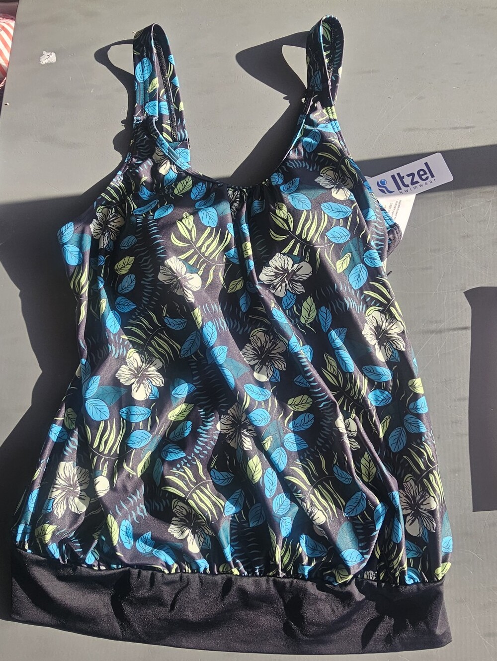 Womens NWT ITEZ Brand Swim  Top sz 8 B Soft Cups